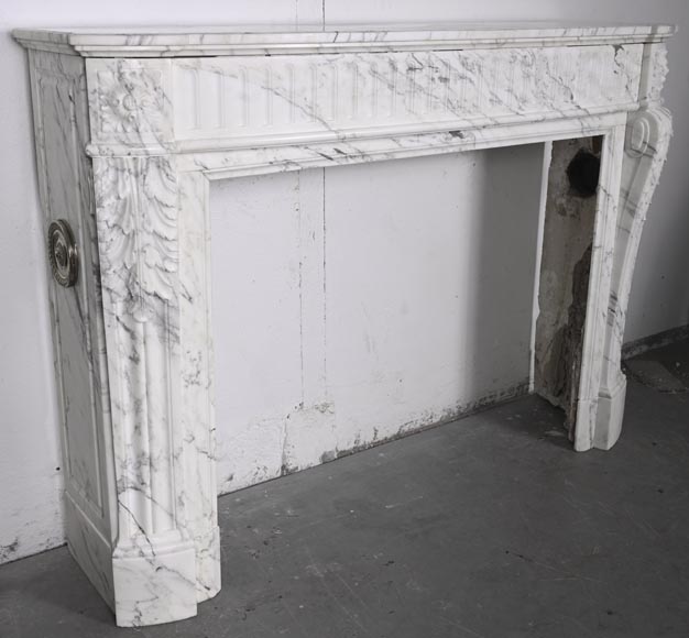 Cheminée galbée de style Louis XVI en marbre Arabescato, à rudenture et feuille d'acanthe Cheminée galbée de style Louis XVI en marbre Arabescato, à rudenture et feuille d'acanthe-3