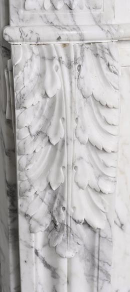 Cheminée galbée de style Louis XVI en marbre Arabescato, à rudenture et feuille d'acanthe Cheminée galbée de style Louis XVI en marbre Arabescato, à rudenture et feuille d'acanthe-7