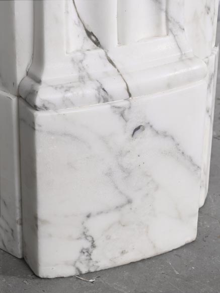 Cheminée galbée de style Louis XVI en marbre Arabescato, à rudenture et feuille d'acanthe Cheminée galbée de style Louis XVI en marbre Arabescato, à rudenture et feuille d'acanthe-8