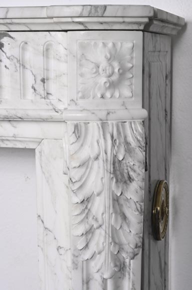 Cheminée galbée de style Louis XVI en marbre Arabescato, à rudenture et feuille d'acanthe Cheminée galbée de style Louis XVI en marbre Arabescato, à rudenture et feuille d'acanthe-11