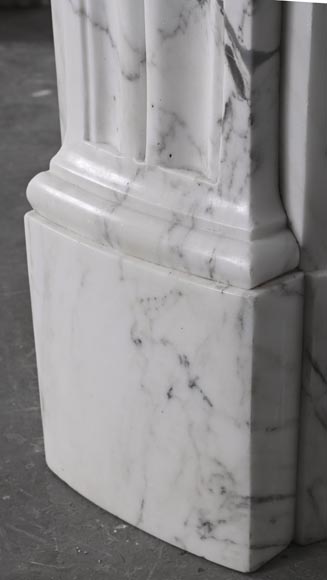 Cheminée galbée de style Louis XVI en marbre Arabescato, à rudenture et feuille d'acanthe Cheminée galbée de style Louis XVI en marbre Arabescato, à rudenture et feuille d'acanthe-12