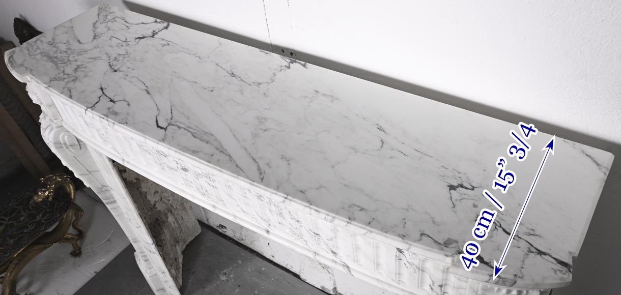 Cheminée galbée de style Louis XVI en marbre Arabescato, à rudenture et feuille d'acanthe Cheminée galbée de style Louis XVI en marbre Arabescato, à rudenture et feuille d'acanthe-13