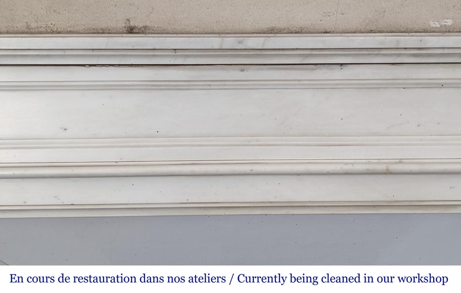 Cheminée de style Louis XVI, moulurée et aux pieds galbés en consoles Cheminée de style Louis XVI, moulurée et aux pieds galbés en consoles-1