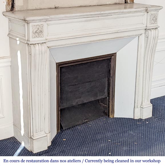 Cheminée de style Louis XVI, moulurée et aux pieds galbés en consoles Cheminée de style Louis XVI, moulurée et aux pieds galbés en consoles-2