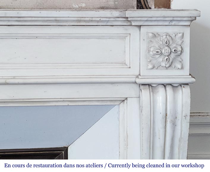 Cheminée de style Louis XVI, moulurée et aux pieds galbés en consoles Cheminée de style Louis XVI, moulurée et aux pieds galbés en consoles-7