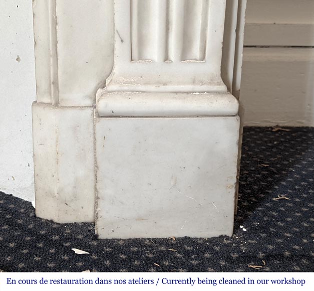 Cheminée de style Louis XVI, moulurée et aux pieds galbés en consoles Cheminée de style Louis XVI, moulurée et aux pieds galbés en consoles-8