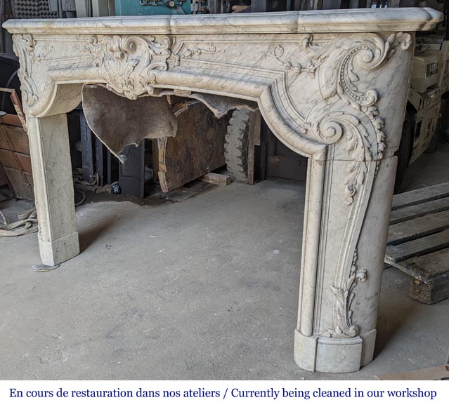 Exceptionnelle cheminée d'époque Napoléon III en marbre de Carrare veiné, orné d'un riche décor de palmettes et d'arabesques Exceptionnelle cheminée d'époque Napoléon III en marbre de Carrare veiné, orné d'un riche décor de palmettes et d'arabesques-12