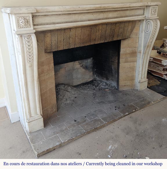 Cheminée d'époque Louis XVI en marbre statuaire, ornée d'un fil de perles Cheminée d'époque Louis XVI en marbre statuaire, ornée d'un fil de perles-4