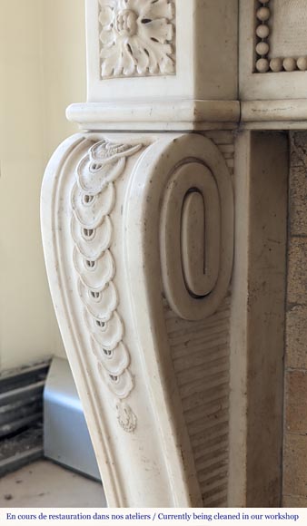 Cheminée d'époque Louis XVI en marbre statuaire, ornée d'un fil de perles Cheminée d'époque Louis XVI en marbre statuaire, ornée d'un fil de perles-6