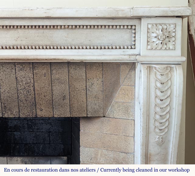Cheminée d'époque Louis XVI en marbre statuaire, ornée d'un fil de perles Cheminée d'époque Louis XVI en marbre statuaire, ornée d'un fil de perles-10