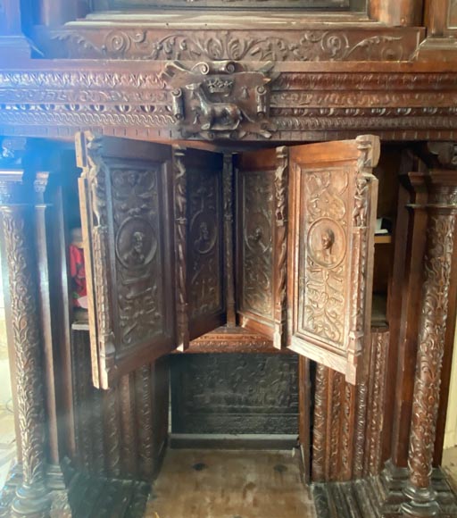 Importante cheminée de style Néo Renaissance sculptée en bois de noyer et de chêne Importante cheminée de style Néo Renaissance sculptée en bois de noyer et de chêne-5