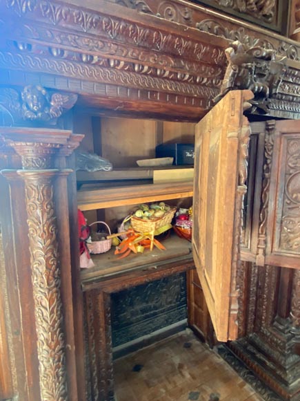 Importante cheminée de style Néo Renaissance sculptée en bois de noyer et de chêne Importante cheminée de style Néo Renaissance sculptée en bois de noyer et de chêne-6