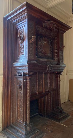 Importante cheminée de style Néo Renaissance sculptée en bois de noyer et de chêne Importante cheminée de style Néo Renaissance sculptée en bois de noyer et de chêne-8