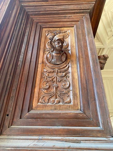 Importante cheminée de style Néo Renaissance sculptée en bois de noyer et de chêne Importante cheminée de style Néo Renaissance sculptée en bois de noyer et de chêne-9