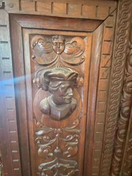 Importante cheminée de style Néo Renaissance sculptée en bois de noyer et de chêne Importante cheminée de style Néo Renaissance sculptée en bois de noyer et de chêne-11