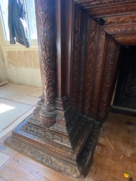 Importante cheminée de style Néo Renaissance sculptée en bois de noyer et de chêne Importante cheminée de style Néo Renaissance sculptée en bois de noyer et de chêne-12