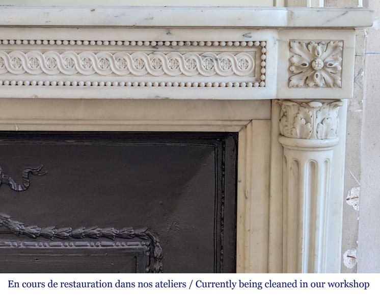 Cheminée de style Louis XVI à demies colonnes corinthiennes et frise perlée en marbre statuaire Cheminée de style Louis XVI à demies colonnes corinthiennes et frise perlée en marbre statuaire-10