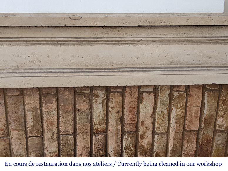 Cheminée d'époque Louis XVI aux pieds cannelés en pierre Cheminée d'époque Louis XVI aux pieds cannelés en pierre-1