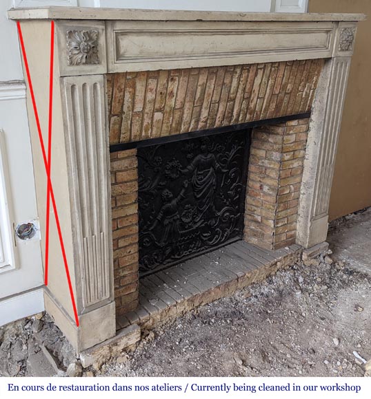 Cheminée d'époque Louis XVI aux pieds cannelés en pierre Cheminée d'époque Louis XVI aux pieds cannelés en pierre-2