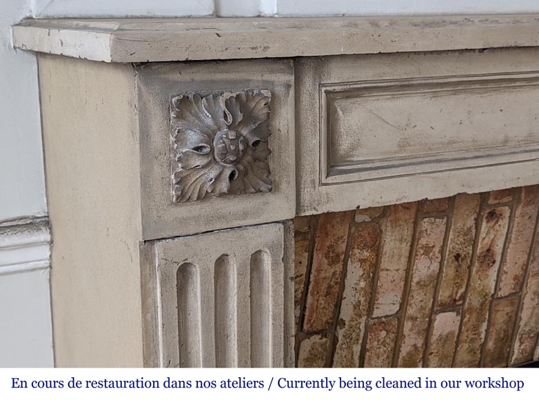 Cheminée d'époque Louis XVI aux pieds cannelés en pierre Cheminée d'époque Louis XVI aux pieds cannelés en pierre-3