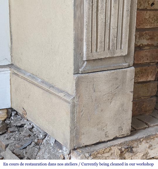 Cheminée d'époque Louis XVI aux pieds cannelés en pierre Cheminée d'époque Louis XVI aux pieds cannelés en pierre-4