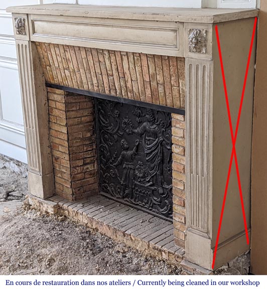 Cheminée d'époque Louis XVI aux pieds cannelés en pierre Cheminée d'époque Louis XVI aux pieds cannelés en pierre-5