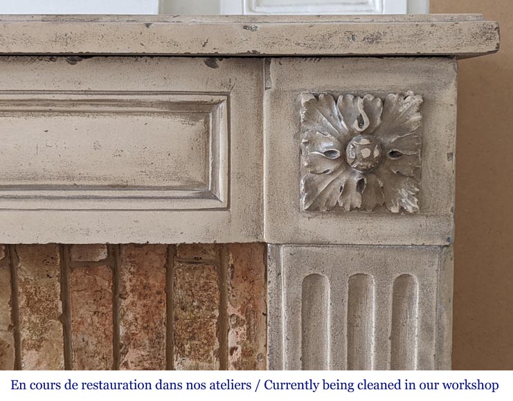 Cheminée d'époque Louis XVI aux pieds cannelés en pierre Cheminée d'époque Louis XVI aux pieds cannelés en pierre-6