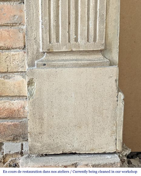 Cheminée d'époque Louis XVI aux pieds cannelés en pierre Cheminée d'époque Louis XVI aux pieds cannelés en pierre-7