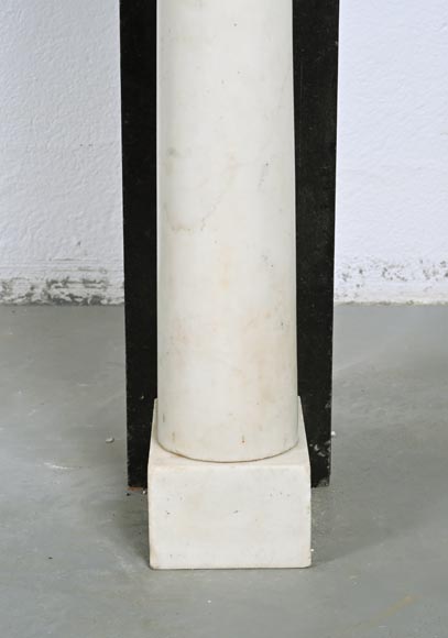 Cheminée de style Directoire à colonnes détachées en marbre statuaire et granit Cheminée de style Directoire à colonnes détachées en marbre statuaire et granit-7