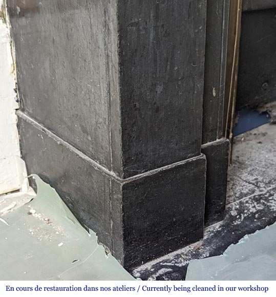 Cheminée de style Napoléon III à modillon en marbre noir fin de Belgique Cheminée de style Napoléon III à modillon en marbre noir fin de Belgique-4