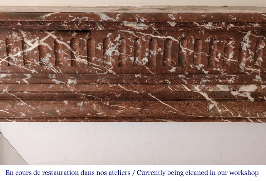 Cheminée de style Louis XVI à acrotère en marbre Rouge du Nord Cheminée de style Louis XVI à acrotère en marbre Rouge du Nord-1