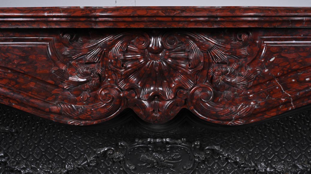 Cheminée de style Louis XV au riche décor de coquilles et de volutes réalisée en marbre Griotte Cheminée de style Louis XV au riche décor de coquilles et de volutes réalisée en marbre Griotte-1