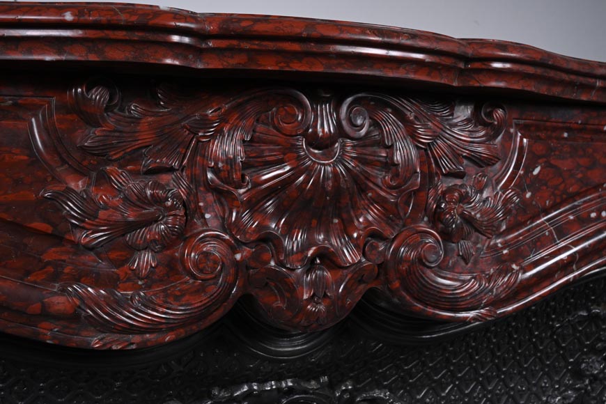 Cheminée de style Louis XV au riche décor de coquilles et de volutes réalisée en marbre Griotte Cheminée de style Louis XV au riche décor de coquilles et de volutes réalisée en marbre Griotte-2