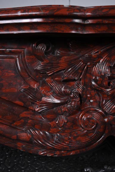 Cheminée de style Louis XV au riche décor de coquilles et de volutes réalisée en marbre Griotte Cheminée de style Louis XV au riche décor de coquilles et de volutes réalisée en marbre Griotte-3