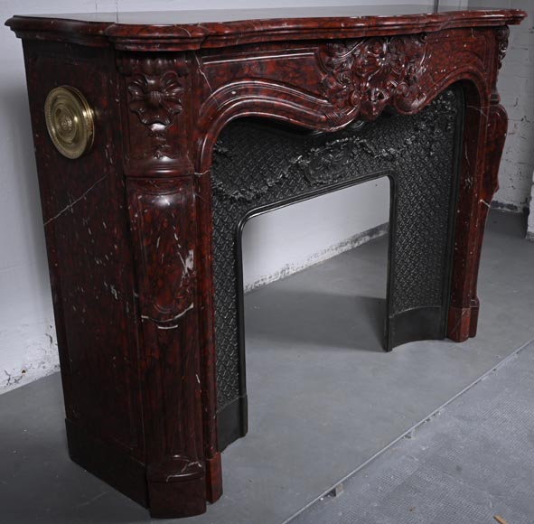 Cheminée de style Louis XV au riche décor de coquilles et de volutes réalisée en marbre Griotte Cheminée de style Louis XV au riche décor de coquilles et de volutes réalisée en marbre Griotte-4