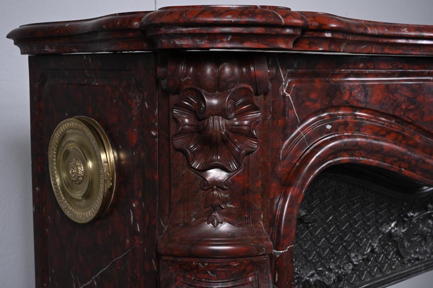Cheminée de style Louis XV au riche décor de coquilles et de volutes réalisée en marbre Griotte Cheminée de style Louis XV au riche décor de coquilles et de volutes réalisée en marbre Griotte-6