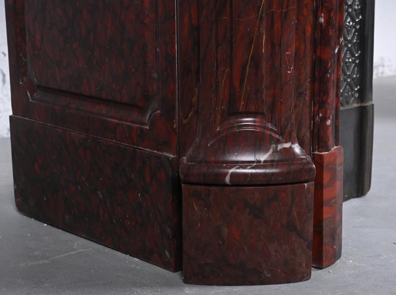 Cheminée de style Louis XV au riche décor de coquilles et de volutes réalisée en marbre Griotte Cheminée de style Louis XV au riche décor de coquilles et de volutes réalisée en marbre Griotte-7