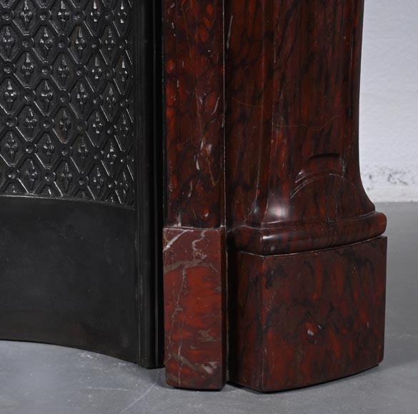 Cheminée de style Louis XV au riche décor de coquilles et de volutes réalisée en marbre Griotte Cheminée de style Louis XV au riche décor de coquilles et de volutes réalisée en marbre Griotte-10