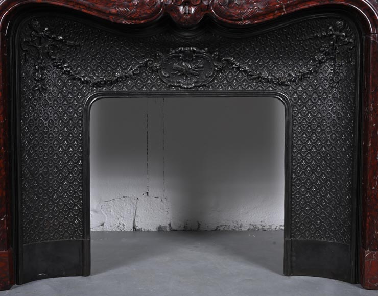 Cheminée de style Louis XV au riche décor de coquilles et de volutes réalisée en marbre Griotte Cheminée de style Louis XV au riche décor de coquilles et de volutes réalisée en marbre Griotte-11