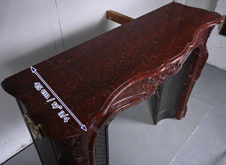 Cheminée de style Louis XV au riche décor de coquilles et de volutes réalisée en marbre Griotte Cheminée de style Louis XV au riche décor de coquilles et de volutes réalisée en marbre Griotte-12