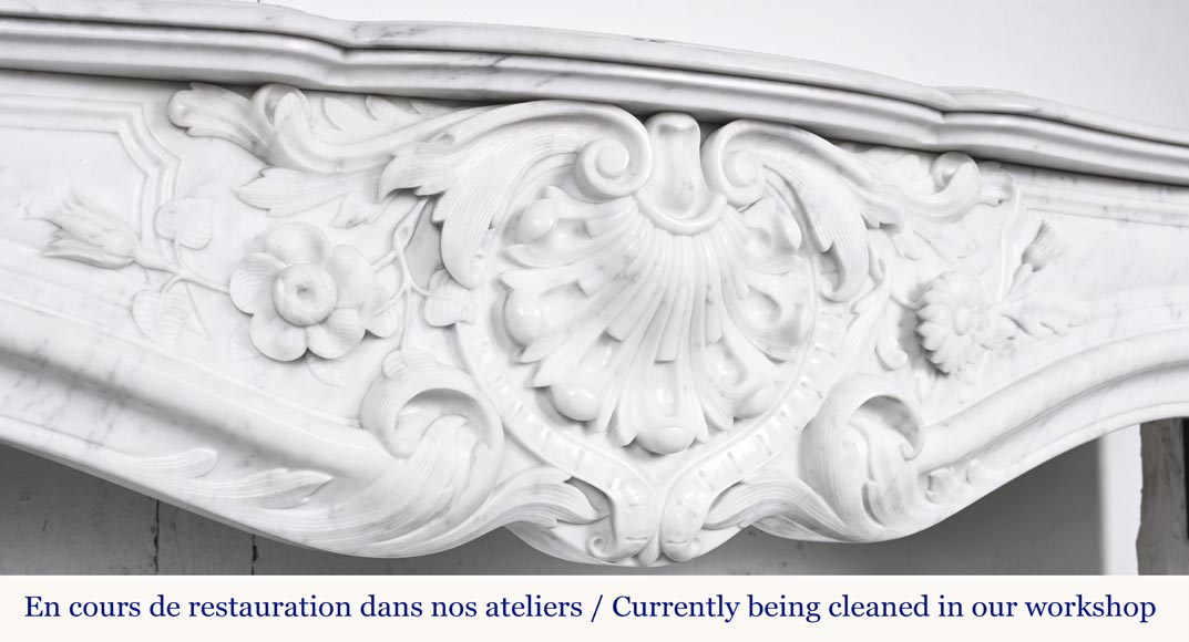 Cheminée de style Louis XV en marbre de Carrare très sculptée, décorée d'une coquille Cheminée de style Louis XV en marbre de Carrare très sculptée, décorée d'une coquille-2