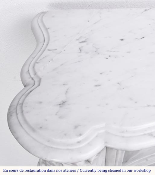 Cheminée de style Louis XV en marbre de Carrare très sculptée, décorée d'une coquille Cheminée de style Louis XV en marbre de Carrare très sculptée, décorée d'une coquille-16