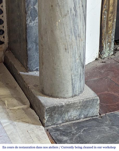 Cheminée de style Directoire à colonnes détachées en marbre Turquin Cheminée de style Directoire à colonnes détachées en marbre Turquin-5