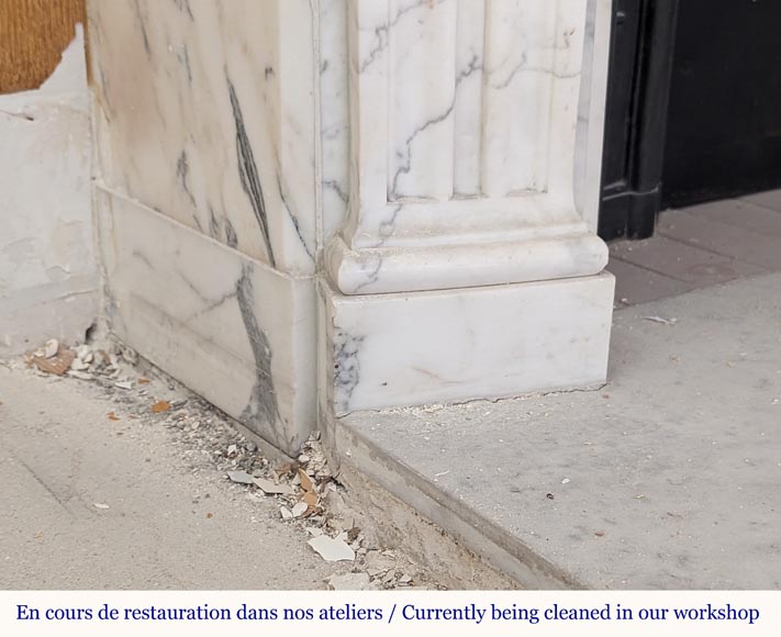 Cheminée de style Louis XVI au bandeau galbé et décoré de macarons en marbre Arabescato Cheminée de style Louis XVI au bandeau galbé et décoré de macarons en marbre Arabescato-6