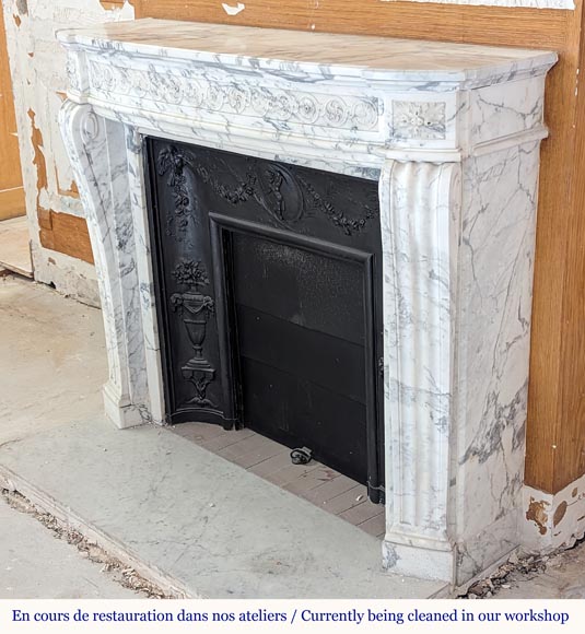 Cheminée de style Louis XVI au bandeau galbé et décoré de macarons en marbre Arabescato Cheminée de style Louis XVI au bandeau galbé et décoré de macarons en marbre Arabescato-7