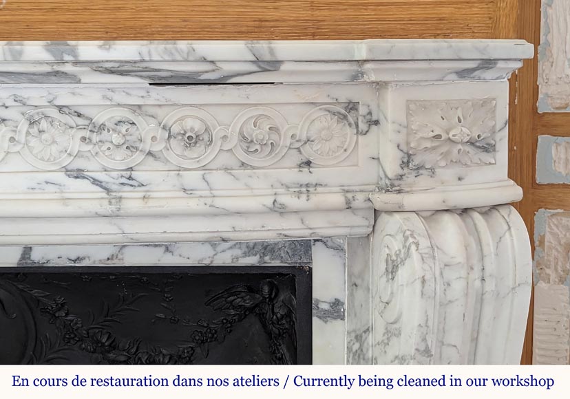 Cheminée de style Louis XVI au bandeau galbé et décoré de macarons en marbre Arabescato Cheminée de style Louis XVI au bandeau galbé et décoré de macarons en marbre Arabescato-8