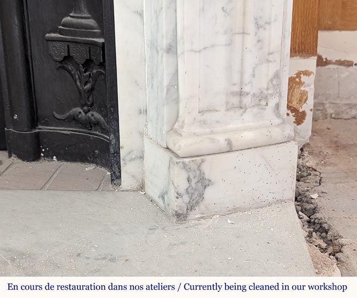 Cheminée de style Louis XVI au bandeau galbé et décoré de macarons en marbre Arabescato Cheminée de style Louis XVI au bandeau galbé et décoré de macarons en marbre Arabescato-9