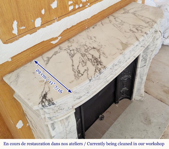 Cheminée de style Louis XVI au bandeau galbé et décoré de macarons en marbre Arabescato Cheminée de style Louis XVI au bandeau galbé et décoré de macarons en marbre Arabescato-10