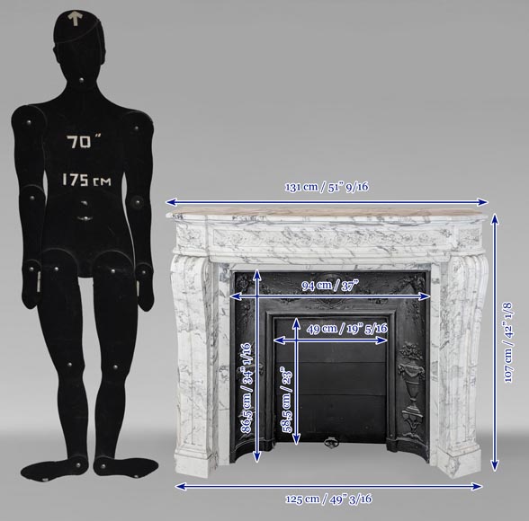 Cheminée de style Louis XVI au bandeau galbé et décoré de macarons en marbre Arabescato Cheminée de style Louis XVI au bandeau galbé et décoré de macarons en marbre Arabescato-11