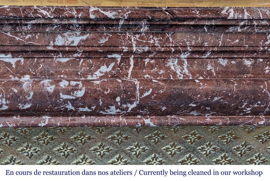 Cheminée de style Louis XIV en marbre Rouge du Nord avec intérieur en laiton Cheminée de style Louis XIV en marbre Rouge du Nord avec intérieur en laiton-1